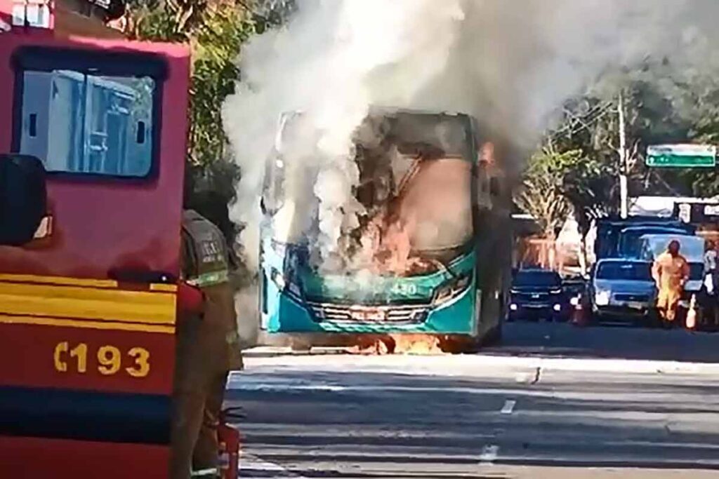 onibus pega fogo reproducao redes sociais