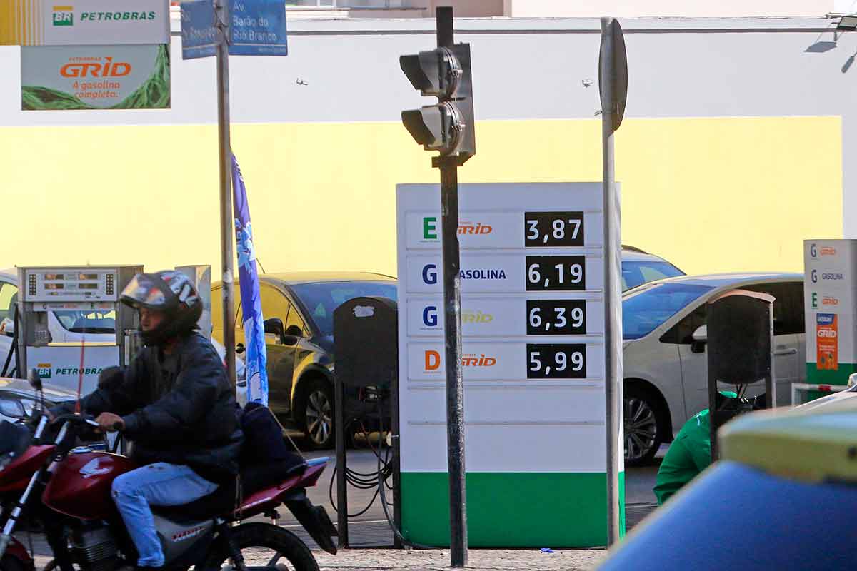Com reajuste da Petrobras, gasolina ultrapassa R$ 6 e gás atinge R$ 120 em Juiz de Fora