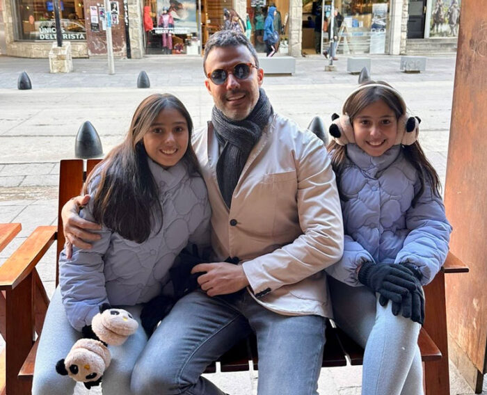 Homem com meninas 290724 enviada pelo CR com corte