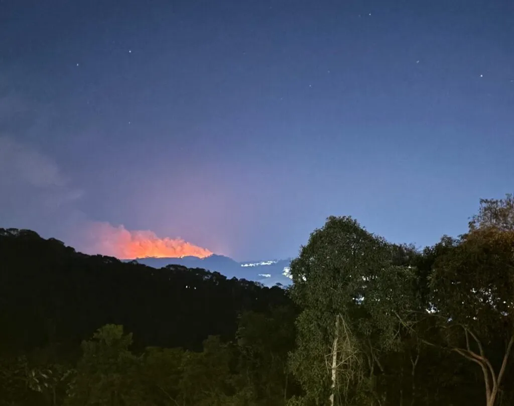 Bombeiros combatem incêndio de grande proporção em Juiz de Fora