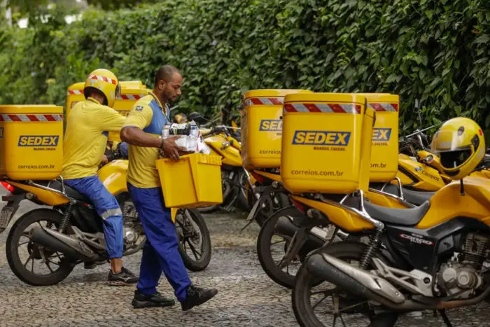Correios passam a entregar no Brasil compras feitas em lojas do Paraguai 15 Correios anunciam concurso para contratar 3,2 mil carteiros