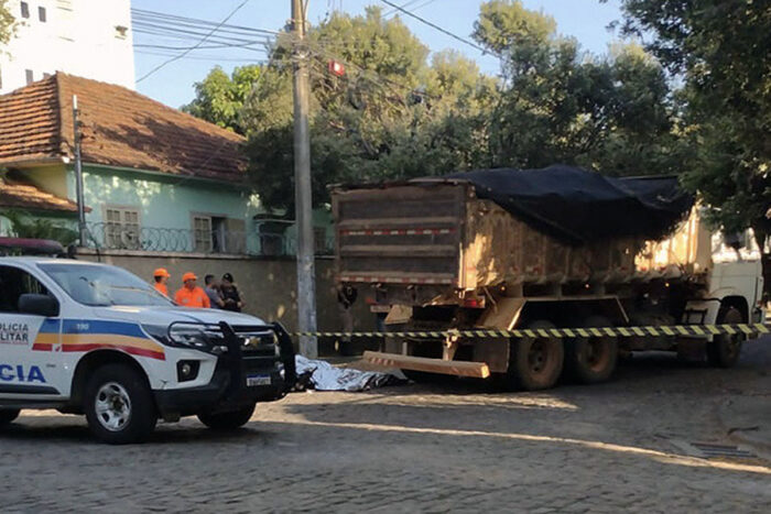 Idoso morre ao cair de moto e ser atropelado por caminhão