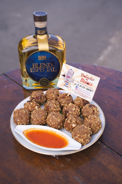 Bolinho de torresmo com queijo e goiabada