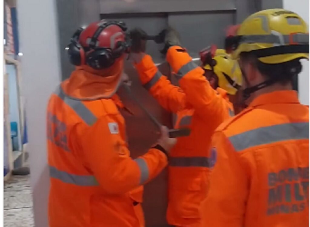 Bombeiros realizam resgate de pessoas presas em elevador no Centro