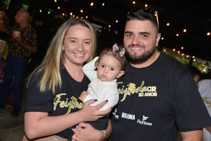 Leticia Fernandes e Pedro Leonel com Manuela FOTO WOLMER MONTEIRO