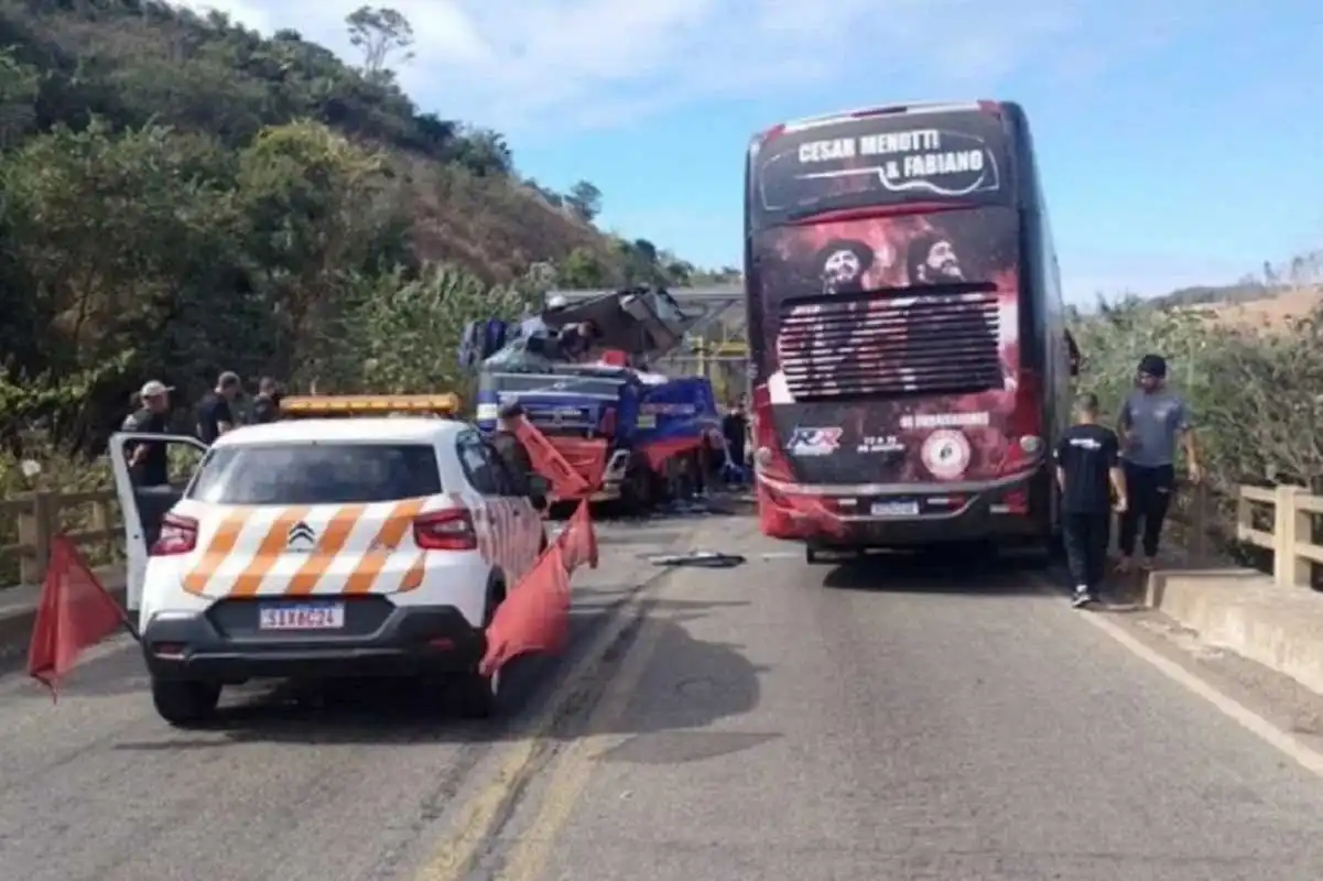 Onibus da dupla Cesar Menotti e Fabiano colide com carretas em rodovia de MG redes sociais