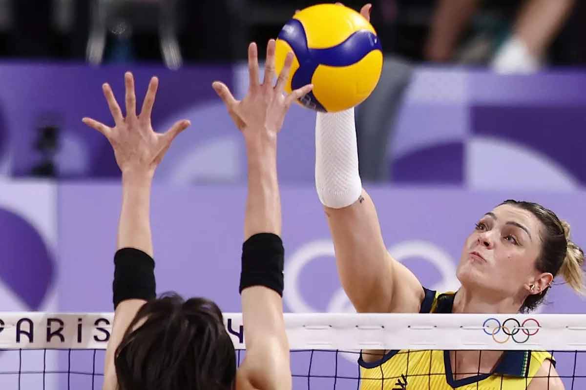 Seleção feminina de vôlei faz 3 a 0 no Japão e confirma vaga nas quartas em Paris-2024