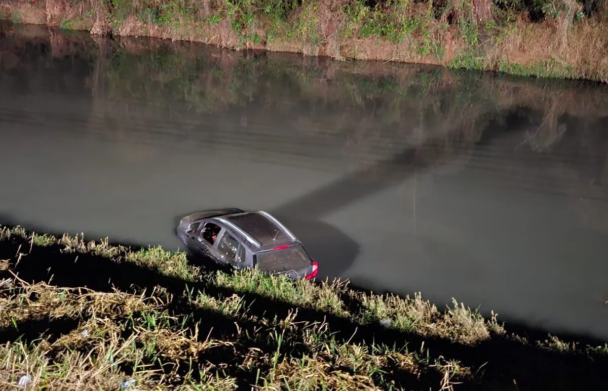 Carro cai no Rio Paraibuna após acidente com ônibus em Juiz de Fora