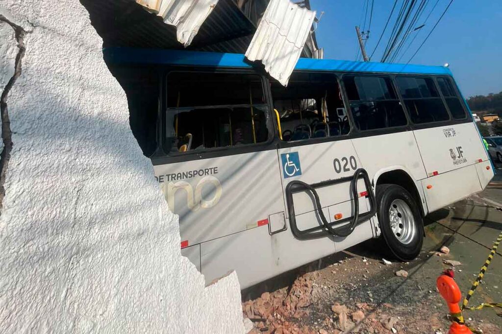 Quadra ao lado de muro derrubado por ônibus é furtada