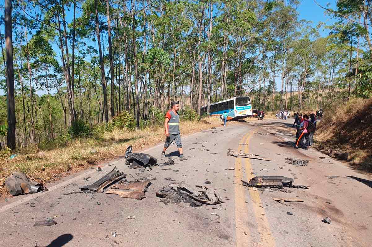 Carro e ônibus com 9 passageiros colidem na MG-135