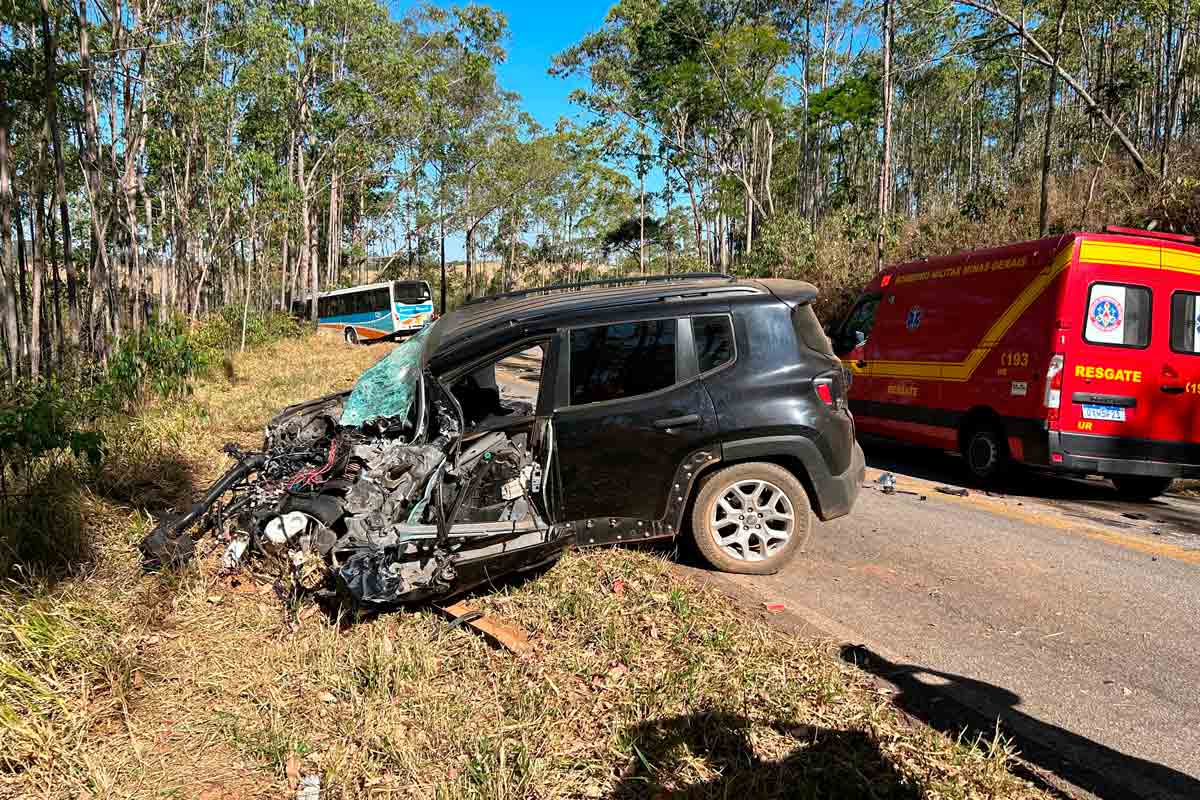 Carro e ônibus com 9 passageiros colidem na MG-135