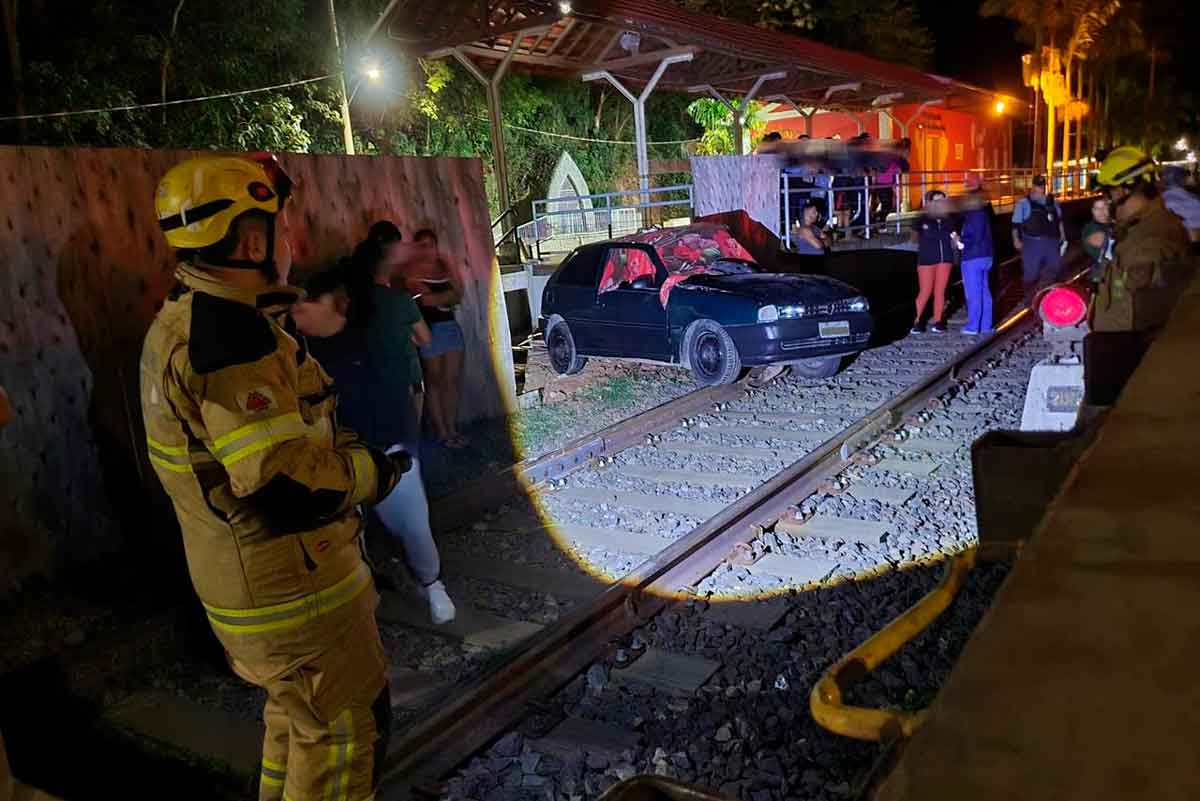 Colisão de carro que atravessava linha férrea com trem deixa vítima fatal