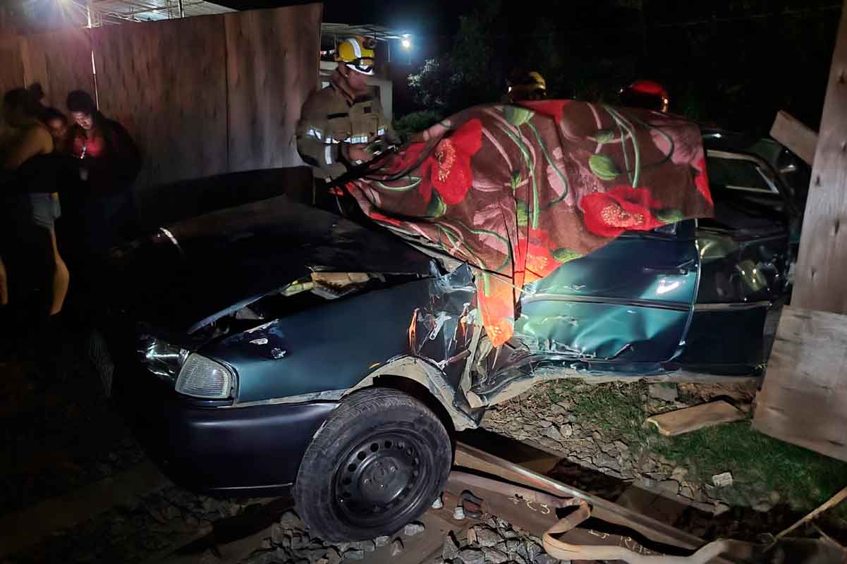 Colisão de carro que atravessava linha férrea com trem deixa vítima fatal