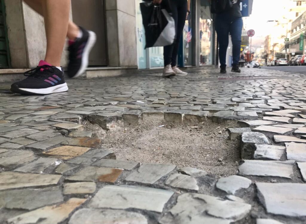 Buracos na calcada preocupa pedestres na rua espirito santo