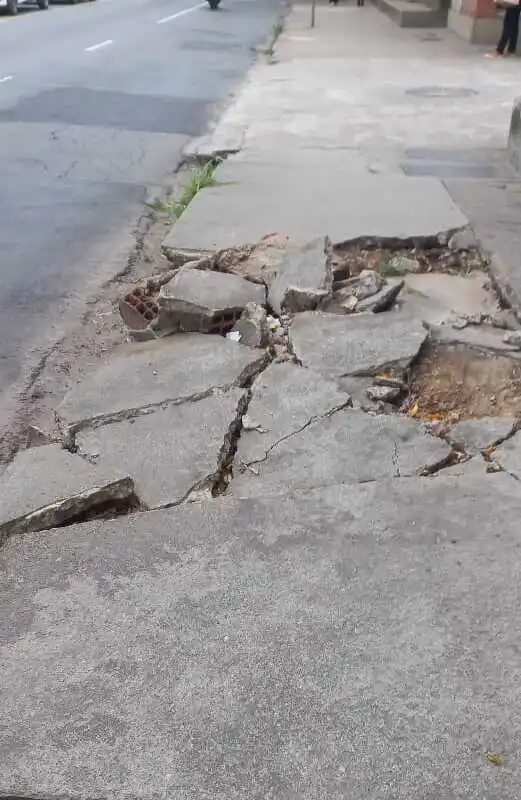 Calcada danificada coloca pedestres em risco no Bairro Fabrica 1