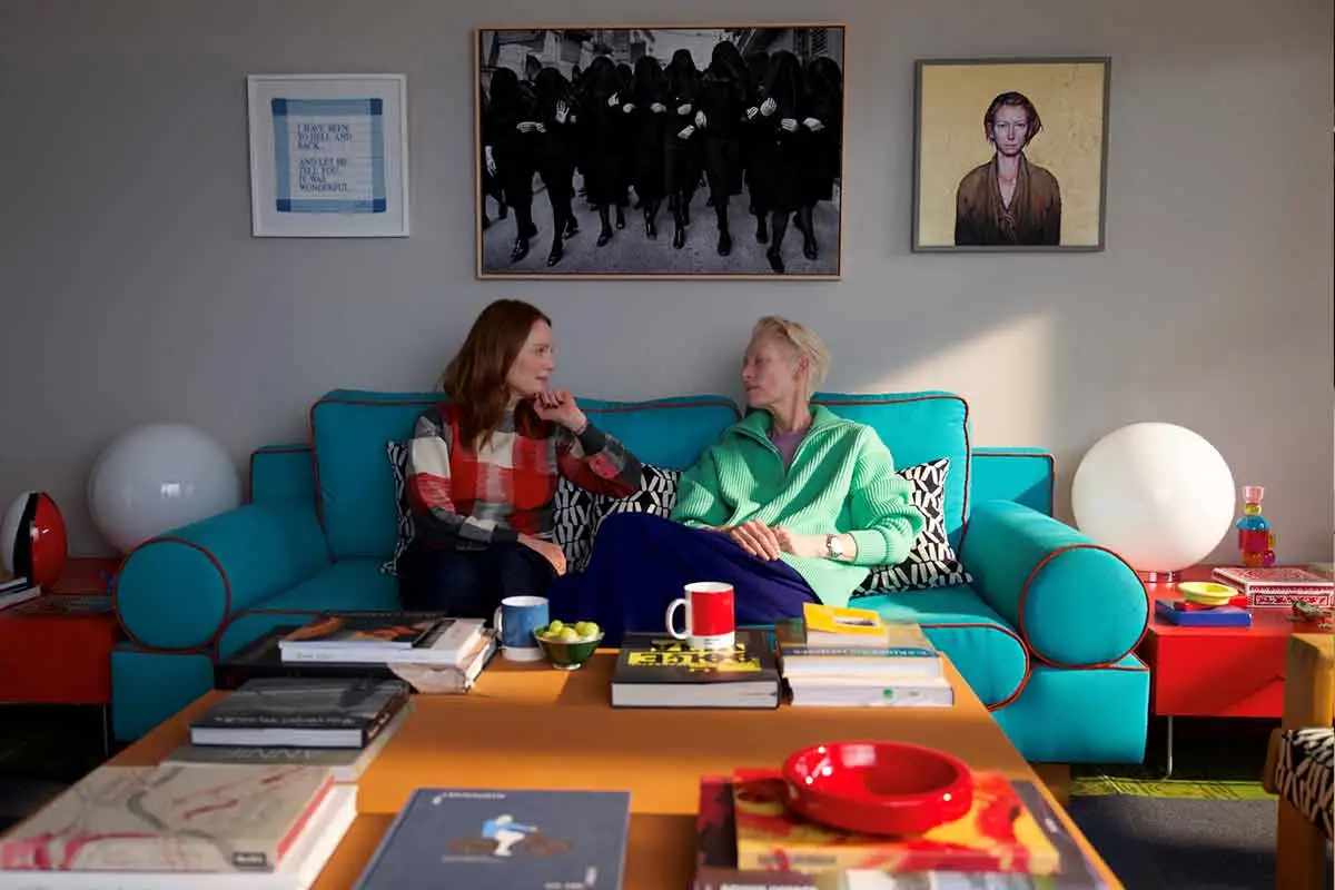 Juliane Moore e Tilda Swinton em O Quarto ao Lado de Pedro Almodovar — Foto divulgacao Warner Bros. Pictures Brasil