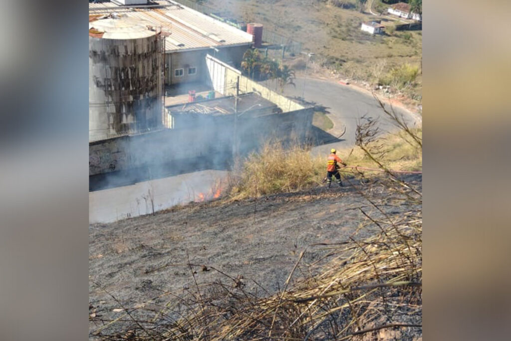 Fogo atinge vegetação no bairro Cruzeiro