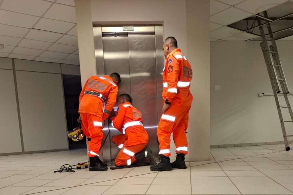 mulher presa em elevador em Leopoldina divulgacao corpo de bombeiros