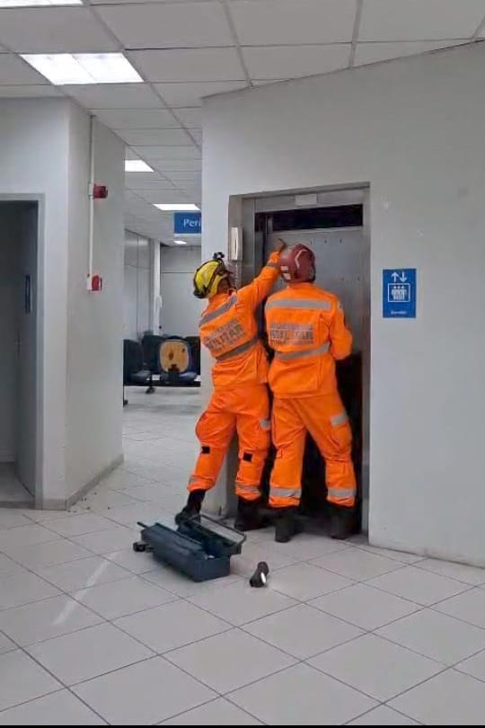 mulher presa em elevador em Leopoldina divulgacao corpo de bombeiros 3