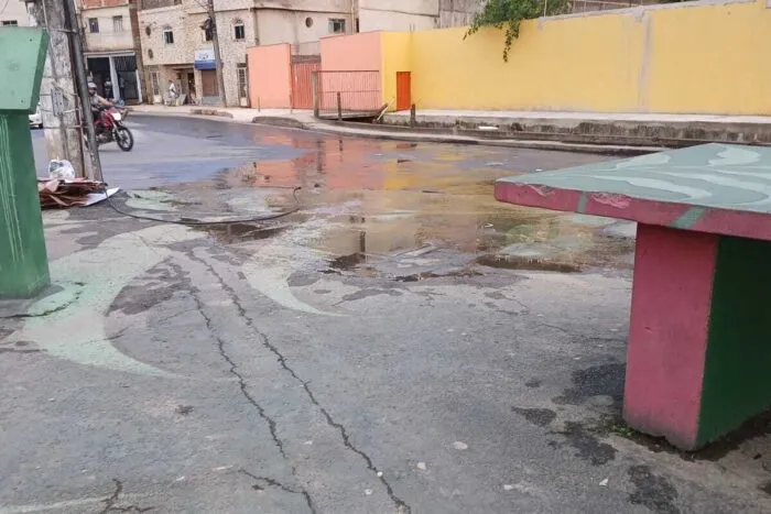 Bueiro vazando na praca de Santa Efigenia preocupa moradores