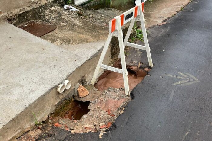 Buraco gera riscos para motoristas e pedestres no Sao Mateus