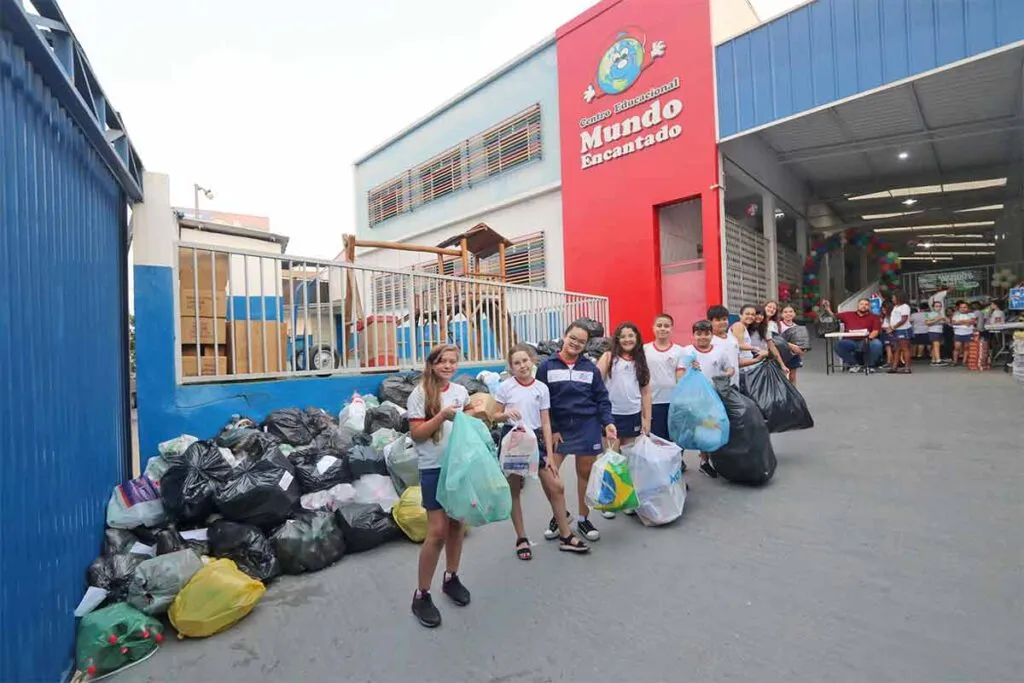 CENTRO EDUCACIONAL MUNDO ENCANTADO 3 Felipe Couri