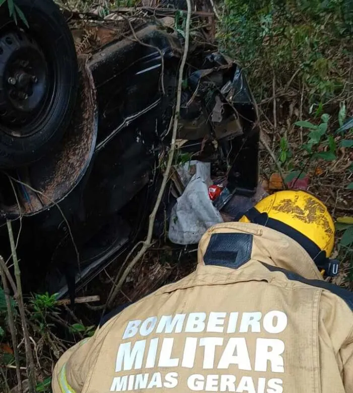 Carro colide com arvores em Olaria MG 2