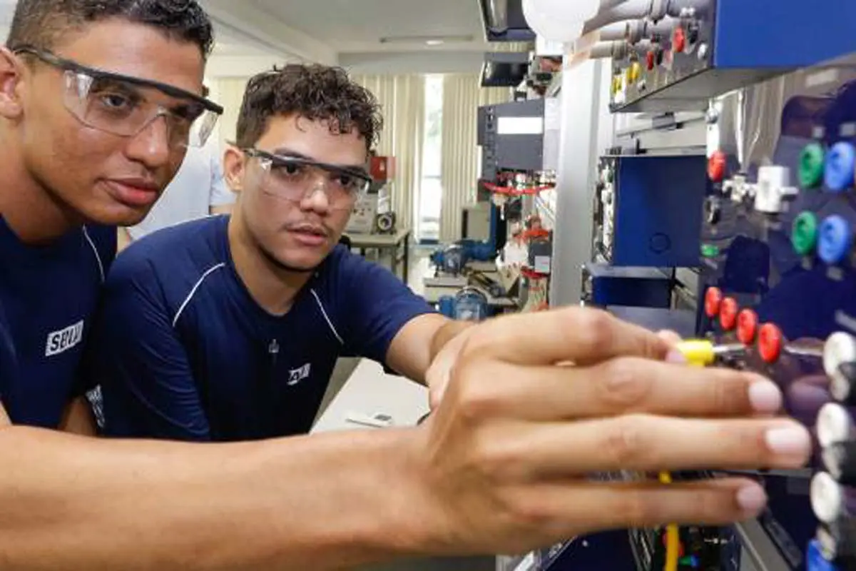 Estudantes do Trilhas de Futuro no Senai vagas tecnologia foto cristiano machado