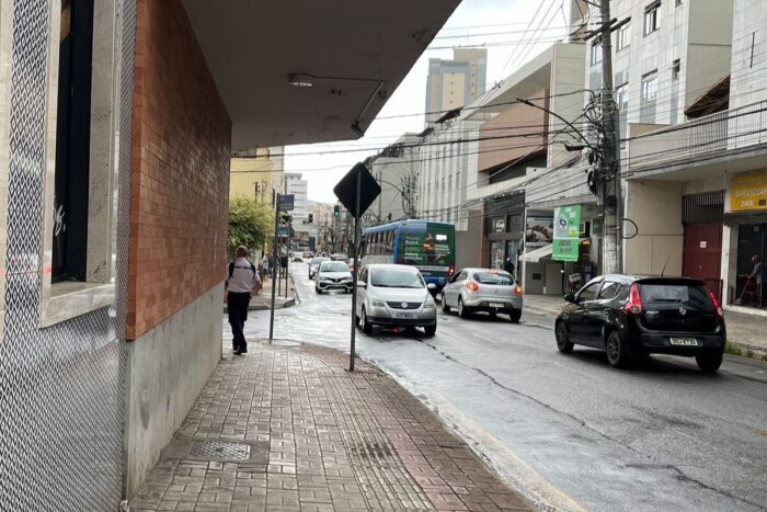 Falta de sinalizacao na Rua Sao Mateus Foto tribuna