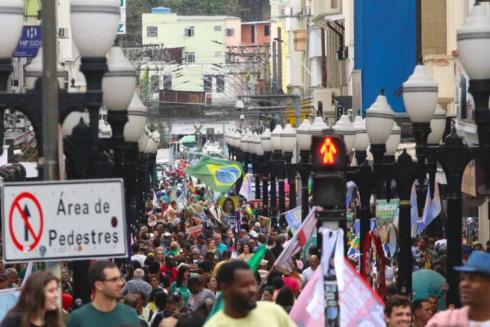 Candidatos descem Calçadão sem tradicional guerra de bandeiras