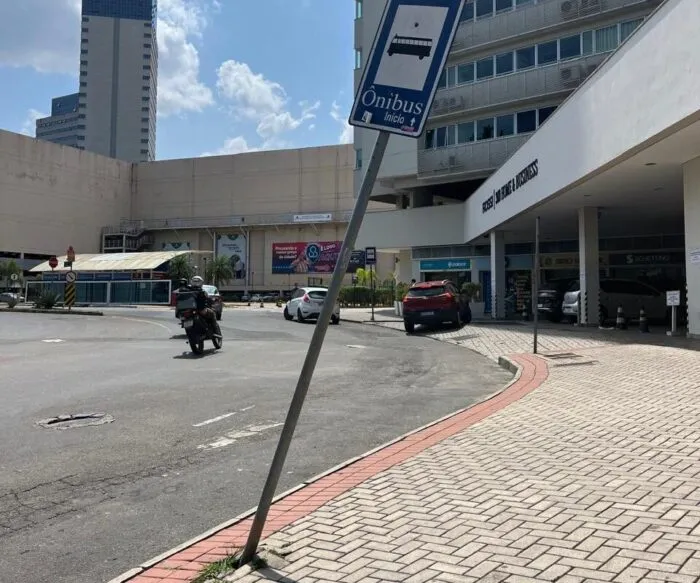 Placa de ponto de onibus tombada preocupa usuarios de coletivo