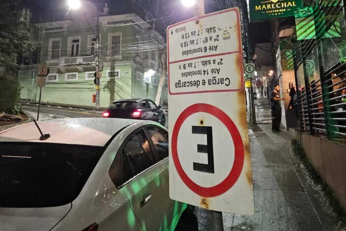 Placa de transito caida gera risco de confusao no centro da cidade