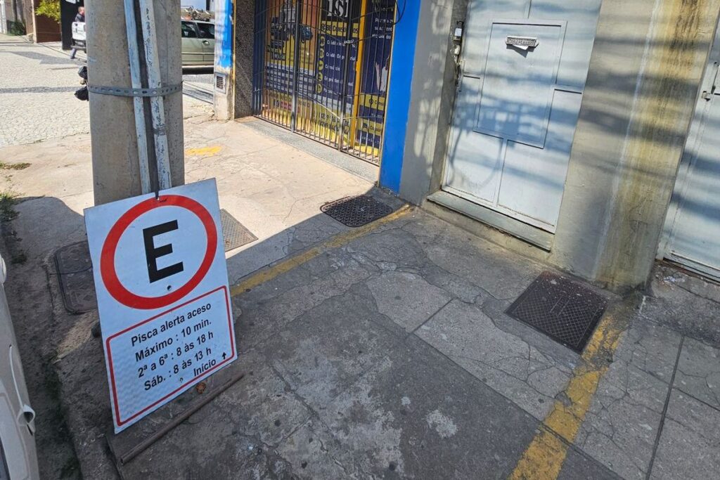 placa de trânsito caída na Rua São Mateus gera preocupação