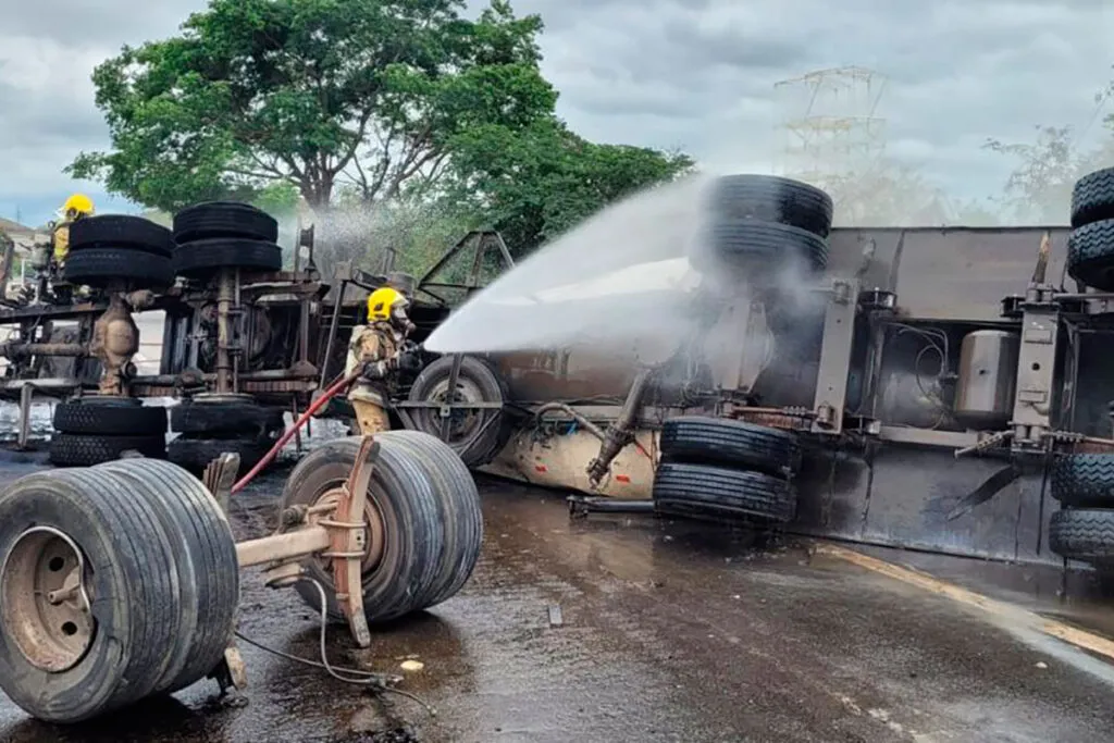 Carreta tomba, pega fogo e interdita BR-040 em Juiz de Fora