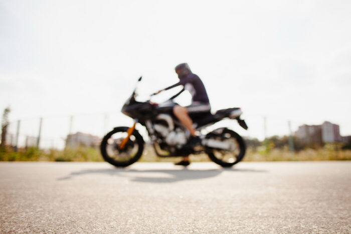 Empresa é absolvida de indenizar trabalhador que se acidentou ao estacionar moto