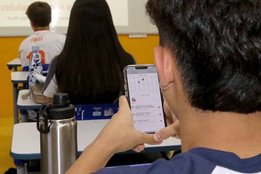 Proibição é a melhor alternativa? Especialistas debatem impactos do uso de celular na escola