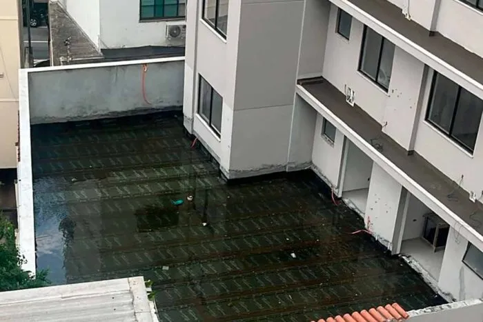 Acumulo de agua parada em obra no Centro gera riscos a saude publica