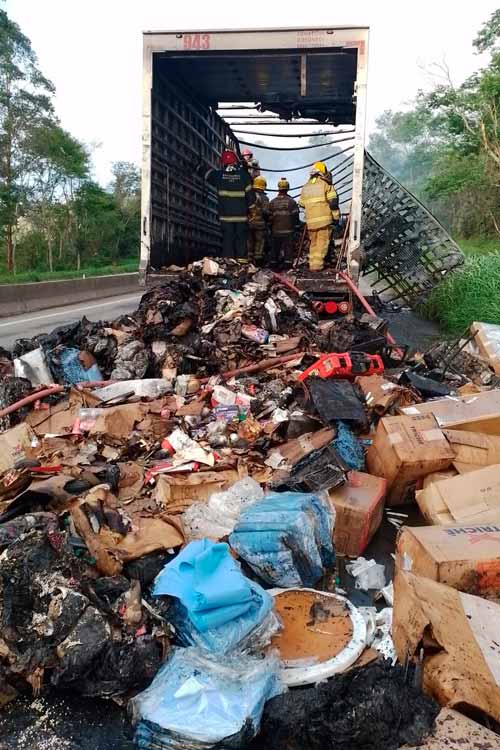 BR 040 incendio carreta foto divulgacao bombeiros 4