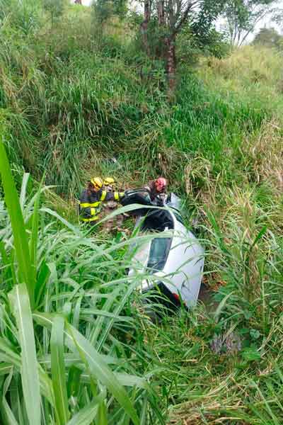 BR 267 Lima Duarte acidente com vitima fatal foto bombeiros 3