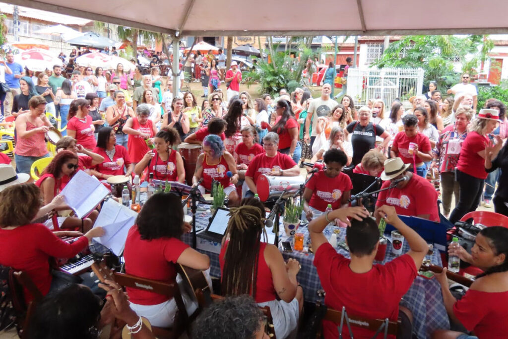 mulheres na roda do samba em Juiz de Fora