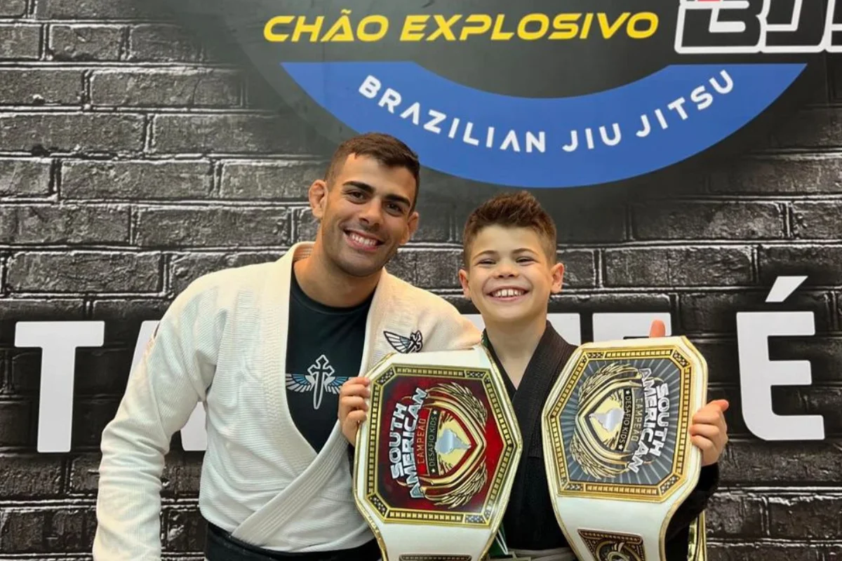 Theo Garcia, de Leopoldina, com seu mestre de jiu-jitsu, Junior Cruz