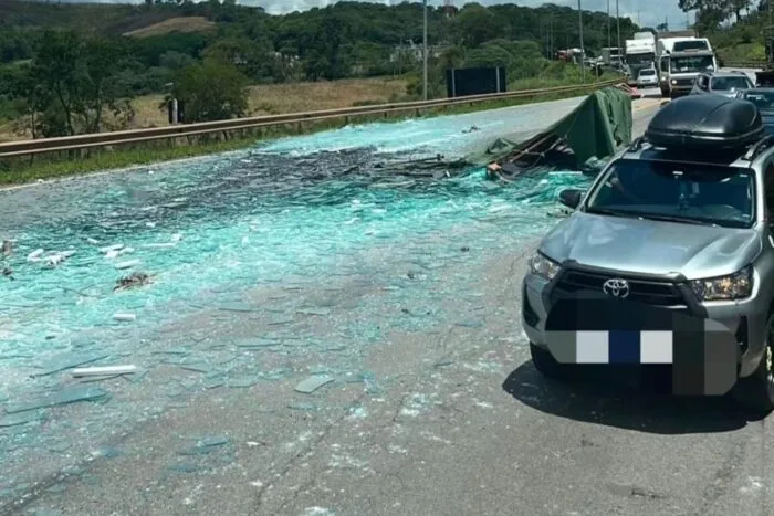 Carga de vidro cai de caminhão e interdita trecho da BR-040