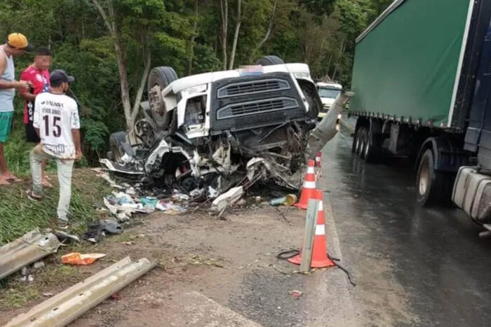 Condutor de caminhão dos Correios morre em tombamento na BR-116