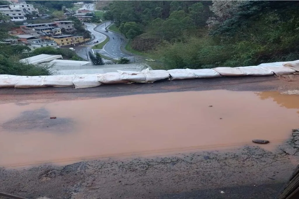 deslizamento na Rua João Luzia/obras