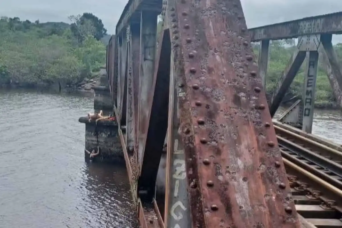 Mulher cai de ponte e fica amarrada cadarco Corpo de Bombeiros Divulgacao