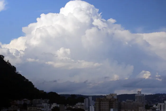 Verão chega com chuva em todo o estado