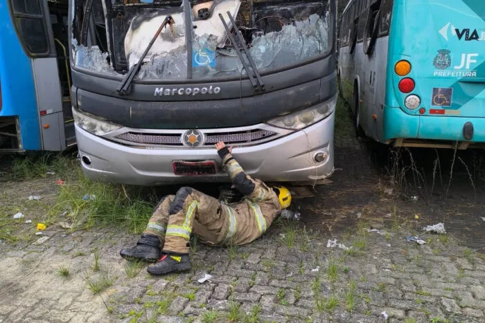 Homem fica preso embaixo de ônibus na Zona Norte