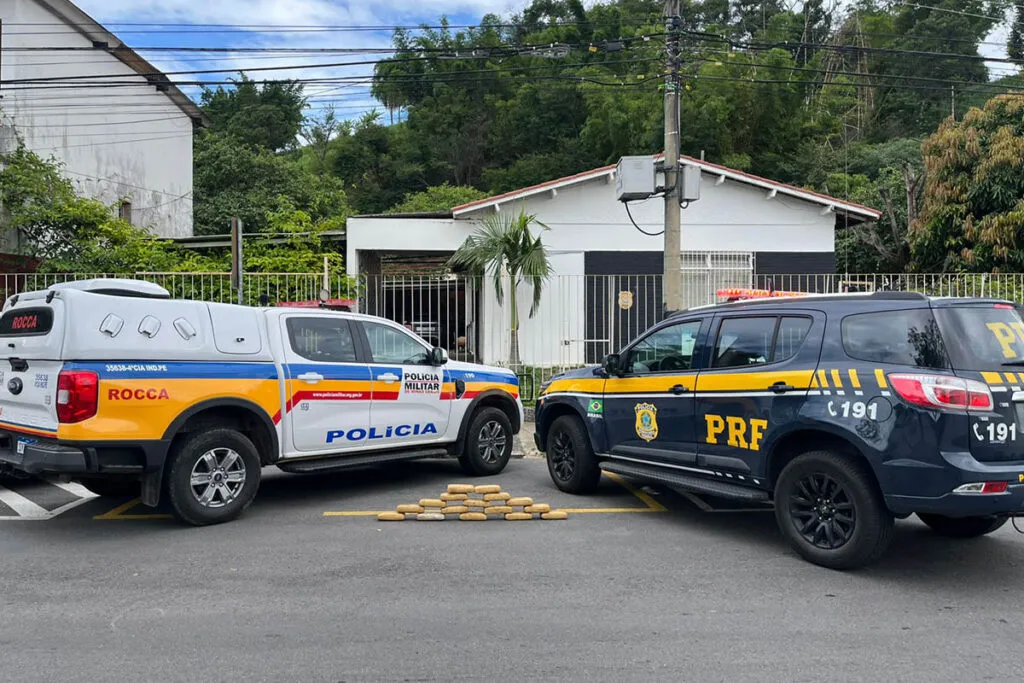 PRF e PMMG apreendem 16 barras de maconha em fundo falso de veículo