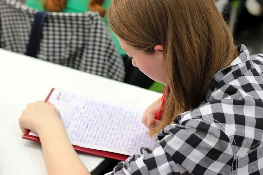 Estudantes alunos sala de aula cadastro escolar Pexels