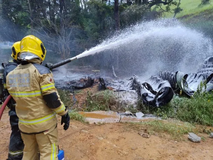 Incendio Sao Bernardo tubos PVC foto Bombeiros 2